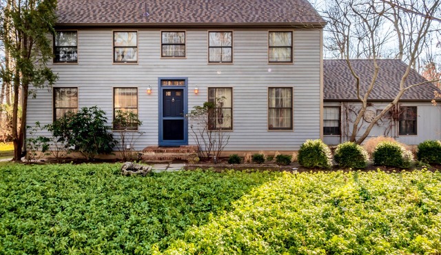 Charming bright getaway in Hampton's Saltonbox home