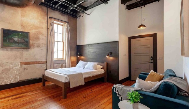 Charming Downtown Loft Suite, Walkable, Kitchenette, Historic Character