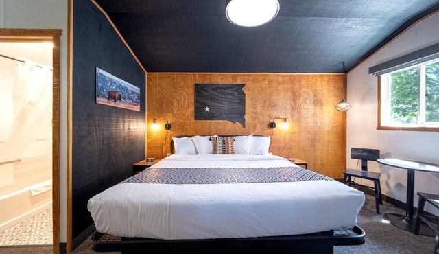 Charming Renovated Ground-Level Cabin with Quiet Setting Near Wall Drug – Wall, South Dakota