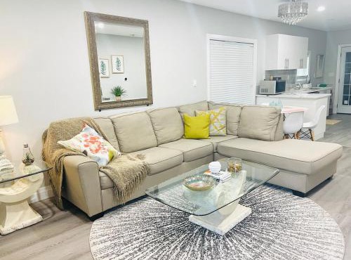 Charming Upper, 3BD, with workspace in Walkerville