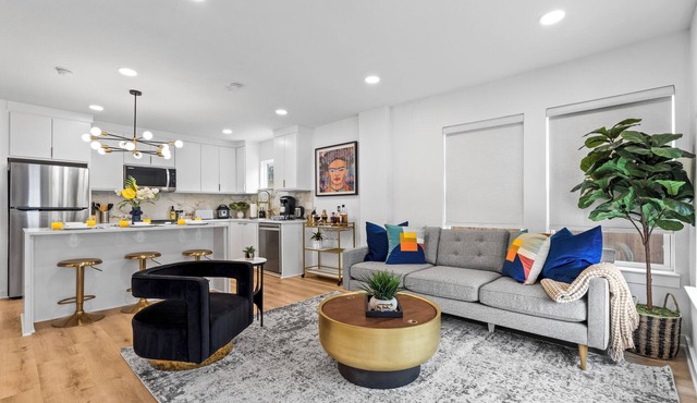 Chic 2BR flat w/fireplace & gated parking