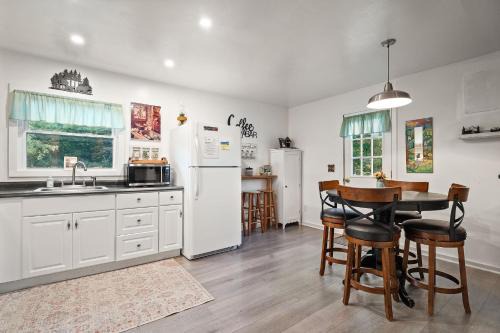 Classic Cabin Charm| Fire Pit| Minutes to Wineries