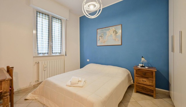 Comfortable 75 sqm apartment, accommodating up to 6 people, located on the second floor of a building without an elevator.The property is located in Luni Mare, in a well-served residential area. The location is convenient, a short distance from the sea a