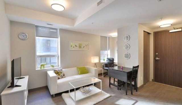 Cozy 1BR Apt with Skyline Views near Peace Tower