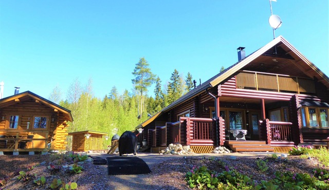 Cozy, 5 star log cabin directly on the lake. Water, forest, winter sports