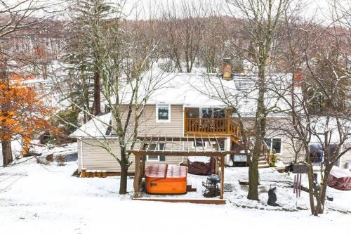 Cozy Rustic Bliss Seconds from Windham Mt Resort