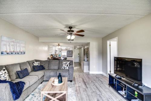 Daytona Condo w/Community Pool, Walk to Beach!