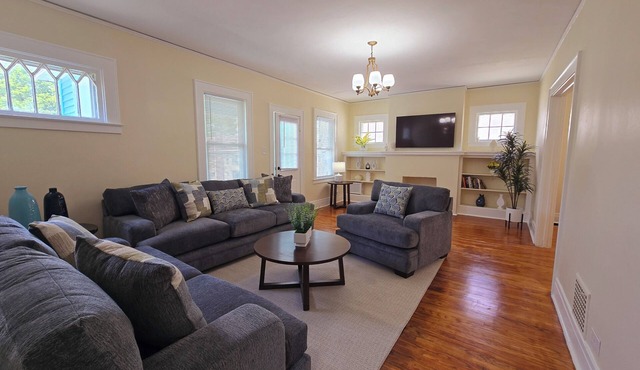 Delightful 3-bedroom house in Syracuse. Welcome travel Nurses and workers.