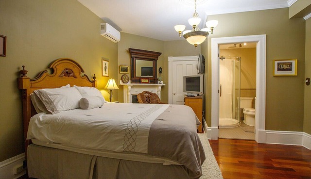 Downtown Liverpool elegant suite, antiques, wood floors, in historic Queen Anne