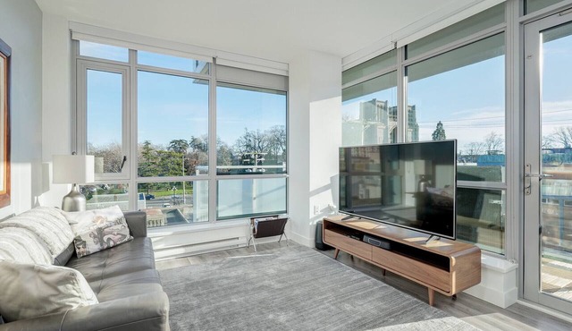 Escher Escape - Art-filled retreat with work desk nestled in the heart of downtown Victoria!