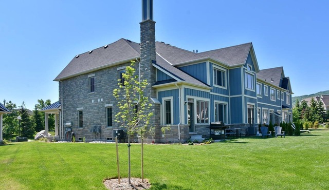 Executive Snowbridge 4 Bedroom Townhome Located in Resort Zone with Pool/Shuttle