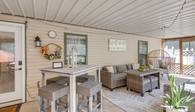 'Foxes Den' w/Hot Tub, Pool Table & Fire Pit!
