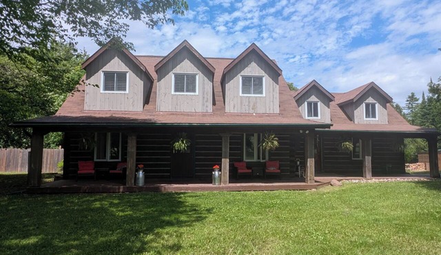 Gorgeous and Spacious 5BR Log Home in Little Current on Manitoulin Island