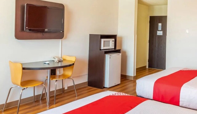 Group Friendly Stay w/2 Queen Units! Free Parking! Near Downtown and Airport