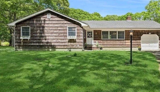Hampton Bays 3BR Cottage | Vaulted Ceilings, Private Yard, Near Beaches