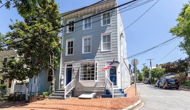 Historic Suite 2 Blocks from Main St with On-Site Parking & Dog-Friendly
