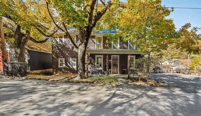 Historic William Smith House - Pets | Grill | Creekside | Wifi | Deck | Fire Pit