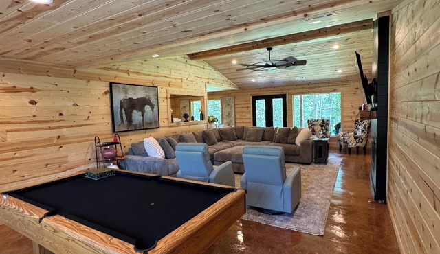 Lakefront 4 BR, Pool table, Ping Pong table, WIFI, Smart TV in Every Room!