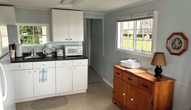 LAKEFRONT COTTAGE#4 -Blue Cottage close to Sandbanks ,Winery and Wellington