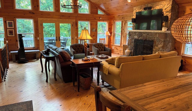 Lakefront, Forested, 4 bed/2 bath, Ping Pong, Pool Table, Kayaks, Wifi, No Pets.
