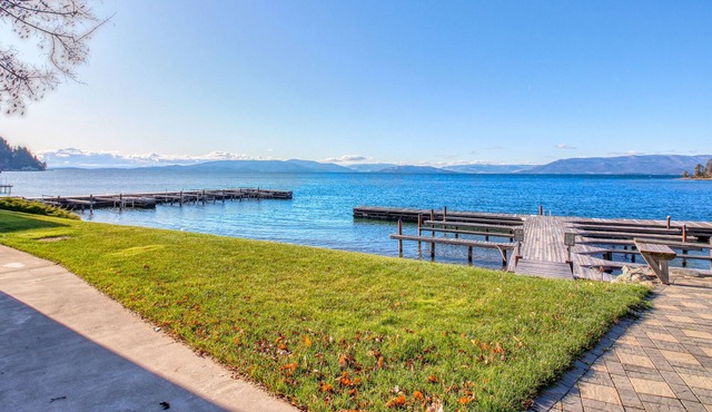 Lakefront studio with lake & mountain views, central AC & swimming dock