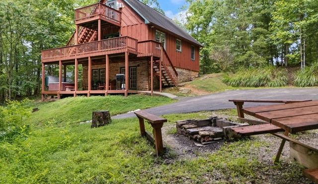 Large Cliffview Resort Vacation Cabin. Private Fishing Pond, Pool Table, Hot Tub