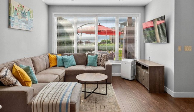 Luxurious Lakeside Oasis with Resort Amenities