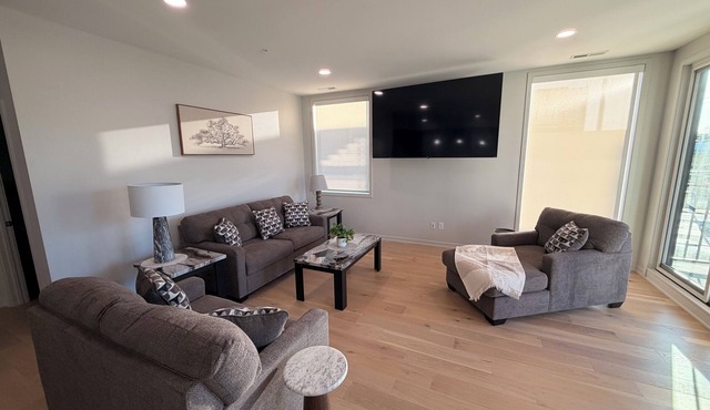 Modern Downtown Omaha Condo – 2BR, Sleeps 6, Garage Parking