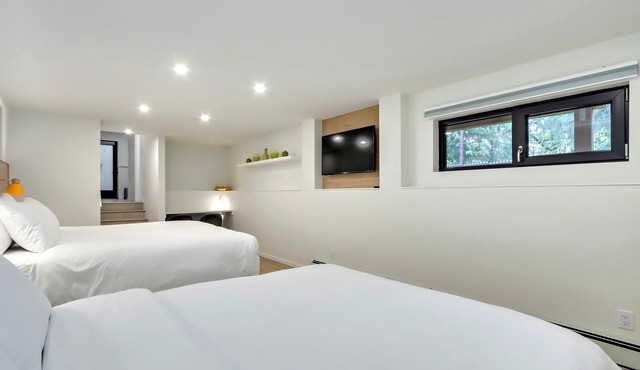 Modern King-Size Guest Suite