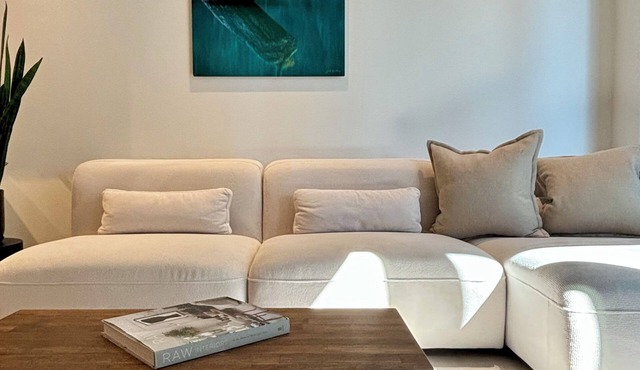 Modern King West Condo | Central + Free Parking