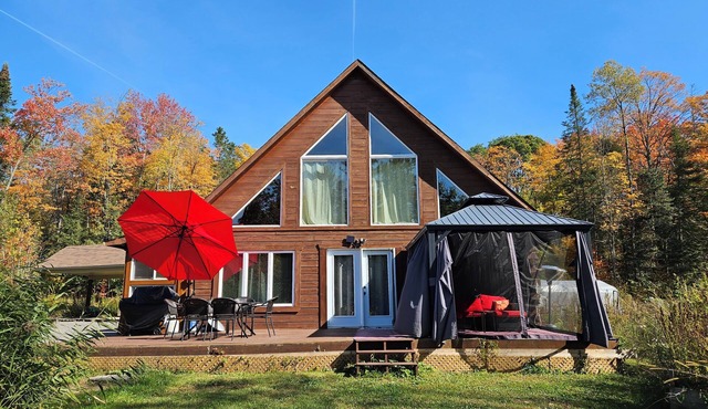 Nature lover’s retreat in the forest. Near hiking, skiing, swimming, etc