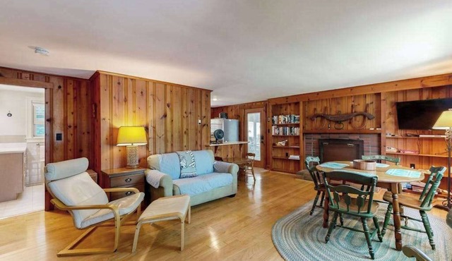 Newly updated lakefront cottage with screened porch, large yard & kayaks
