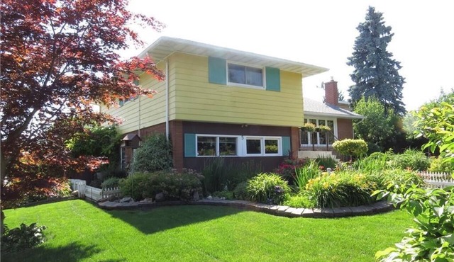 Niagara Executive Luxury - HUGE, Warm, Cozy and Clean 3 Bed, 1 Bath SuiteStay
