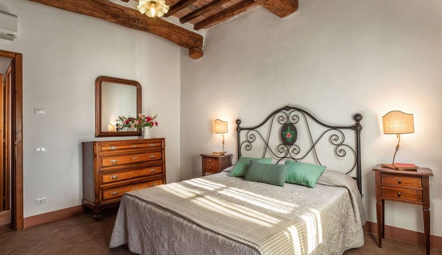 Nice apartment with pool, WIFI, A/C, TV, pets allowed and panoramic view, close to Greve In Chia.