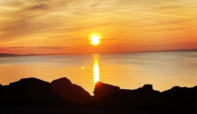 Oceanfront Sunset Cottage with Kayaks