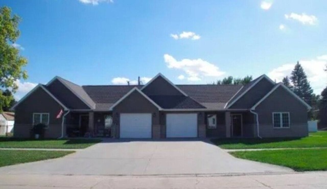 Peaceful 2-bedroom townhome in Broken Bow with Ben and Jerri the Nigerian Goats!