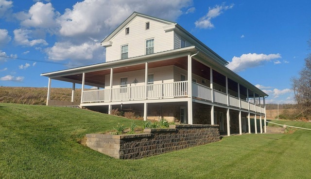 Peaceful Country Farmhouse Retreat – Private, Spacious, Sleeps 7