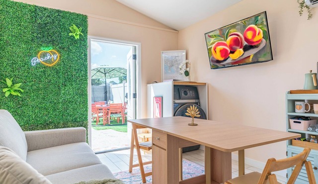 Peachy Paradise Tiny home getaway near Raymond James & Downtown Tampa