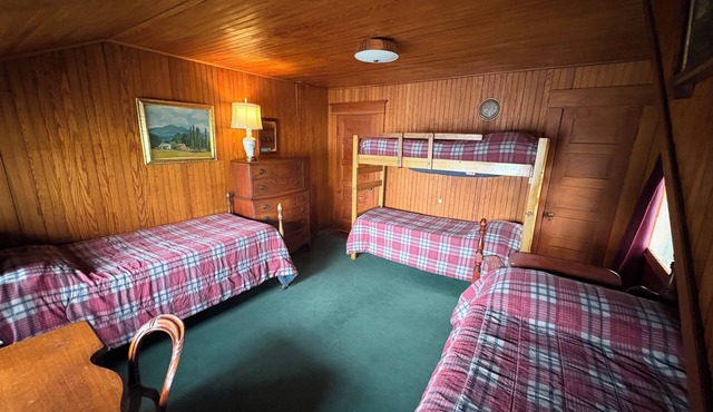 Private 5-bedroom estate perfect for relaxing in Raquette Lake