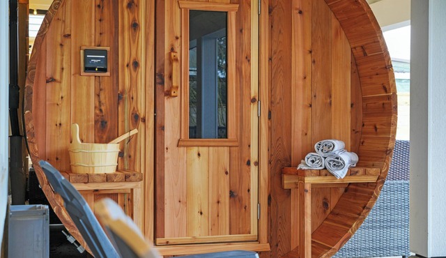 Private Cedar Sauna Retreat - Kitchenette, King Bed, Kids & Pets OK - Deep Cove