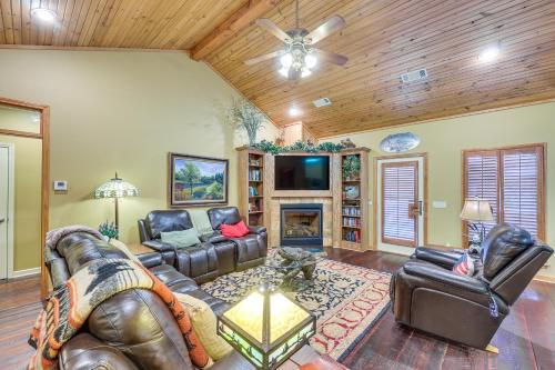 Private Dock: 'The River House' in Heber Springs!