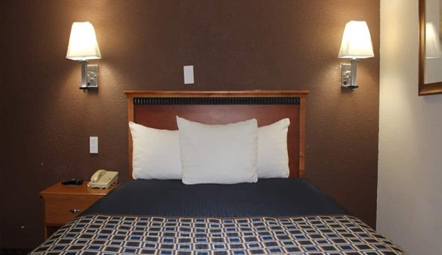 Queen Bed Accessible Non-Smoking
