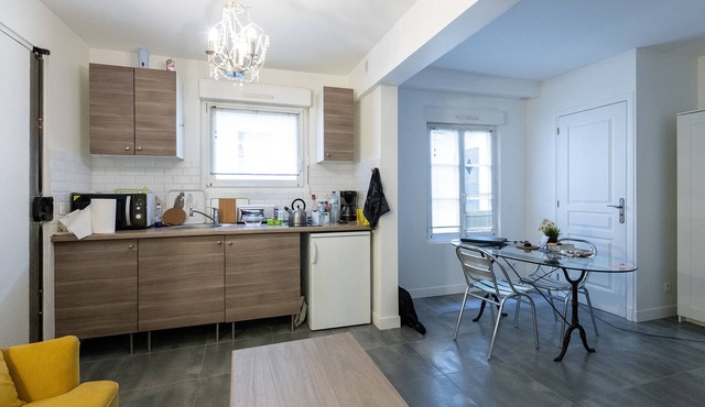 Renovated studio, comfortable, quiet, downtown, 10 'walk from the castle