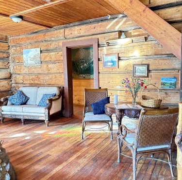 Rustic Beaverfoot Lodge Room N5