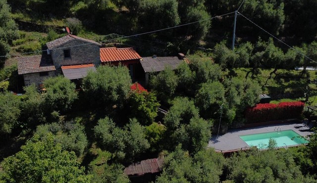 Rustic single house with exclusive swimming pool and large private garden