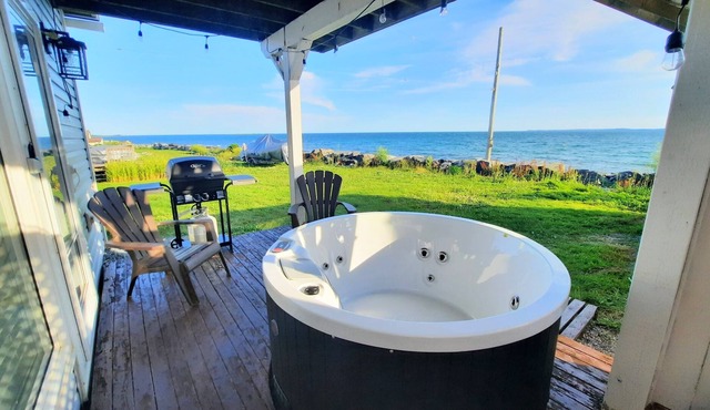 Seafront, year-round hot tub, 1-bedroom Studio