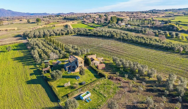 Sorgenti Pitigliano 2 with Shared Pool and Terrace, Pitigliano, Italy