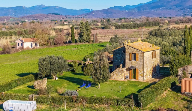 Sorgenti Pitigliano 1 with Shared Pool and Terrace, Pitigliano, Italy