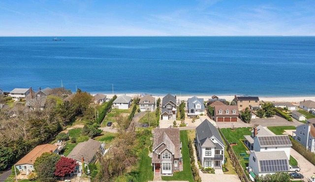 Sound-view Shingle Home in Jamesport, Walk to Iron Pier Beach