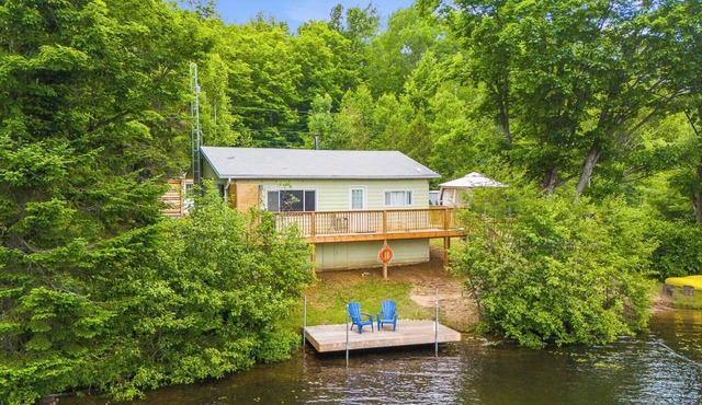 South Algonquin Lakefront 2 Bedroom Cottage on Walking/ATV/Snowmobile Trail